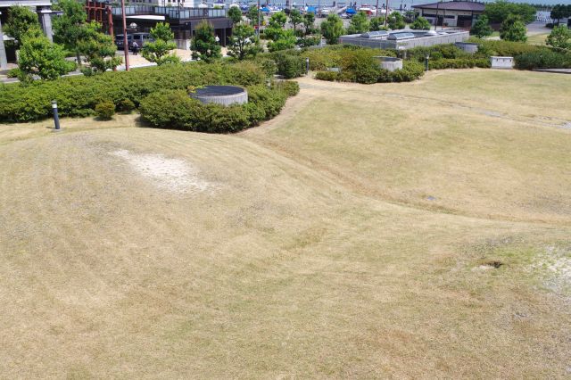 特に何もない芝生の大津城跡。