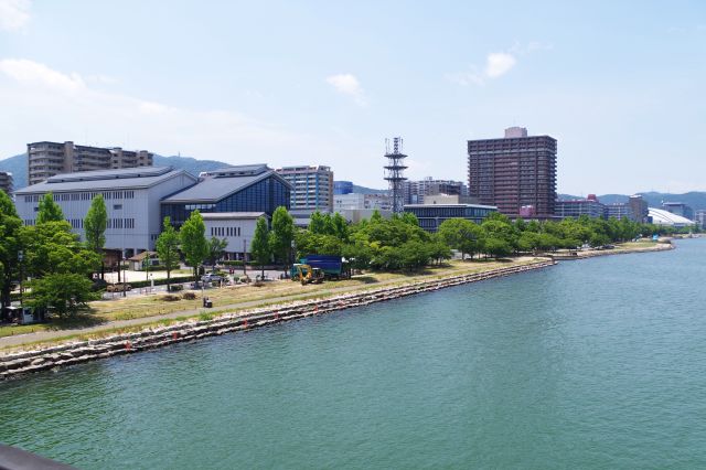 大津の街並みを湖から。