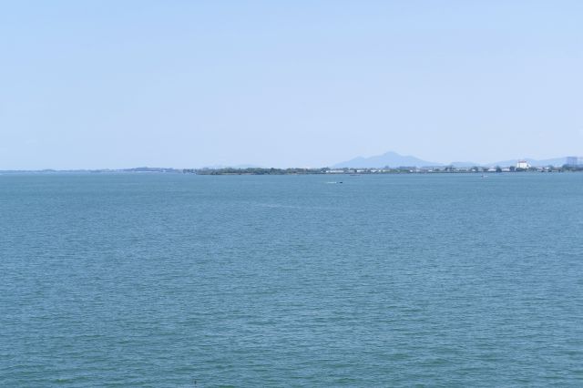 北側、湖の奥は陸地が遠い。広いけど狭い方の湖であることが信じられない。
