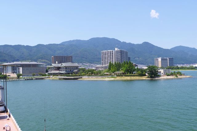 柳が崎湖畔公園港へ寄港。