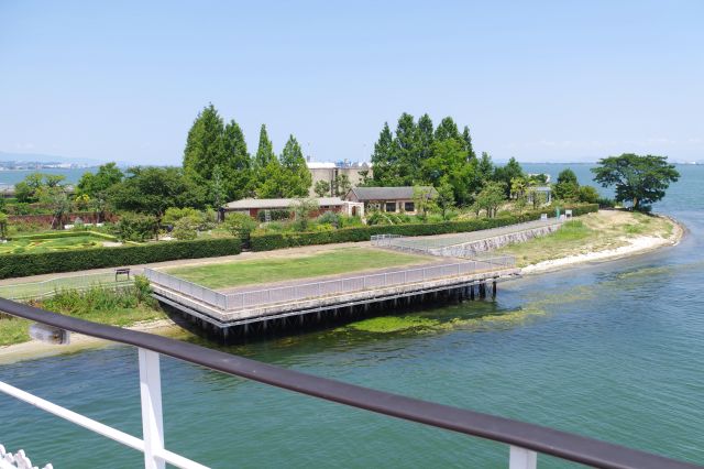 接岸。公園からはセミの鳴き声が響く。