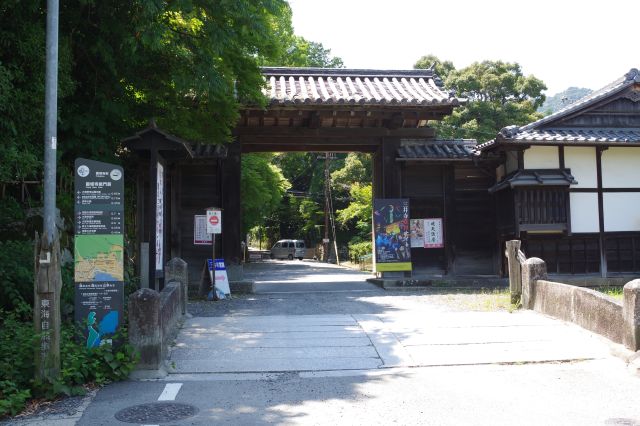 三尾神社を抜けると総門。