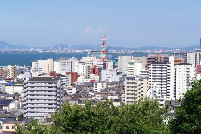 大津方面の街並み。対岸も街並みが続きます。