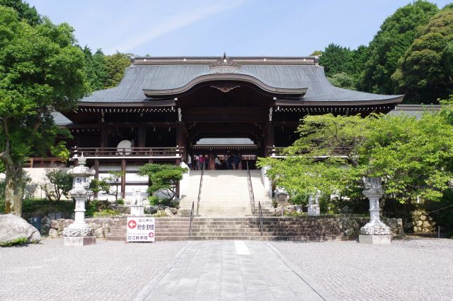 正面には外拝殿。大きな建物です。