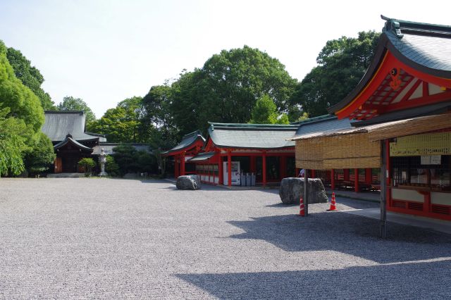 右には神符授与所。きれいな境内。