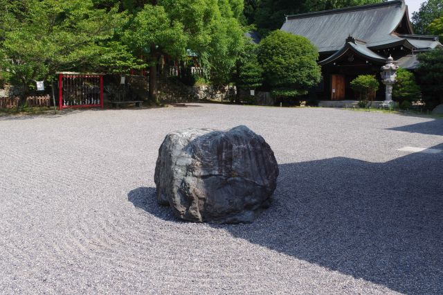 まるで枯山水庭園のような境内の石。