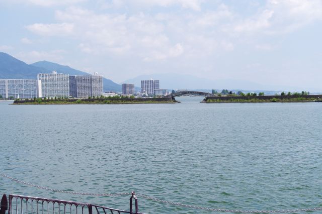 沖にはびわこ花噴水の細長い島があります。