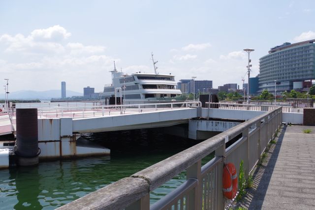 ターミナル前は桟橋に船が停泊します。