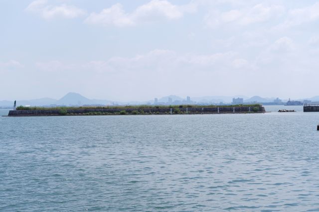 湖の対岸の建物や山がうっすらと見えます。