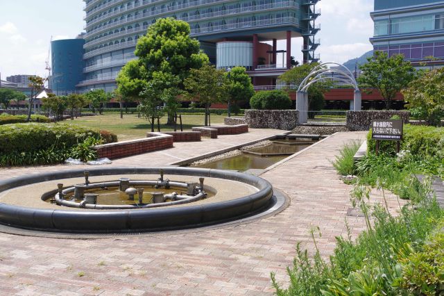 なぎさ公園の噴水は停止中。