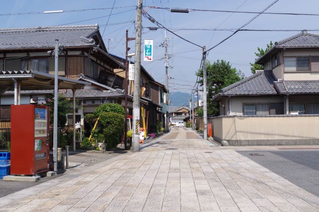 石畳の狭い道に懐かしい雰囲気の住宅街。