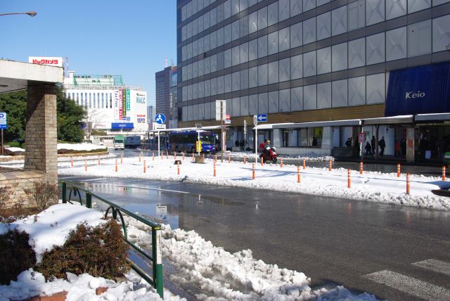 特に横断歩道は雪解け水で水浸し。