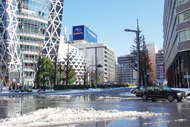 道路は水浸し。