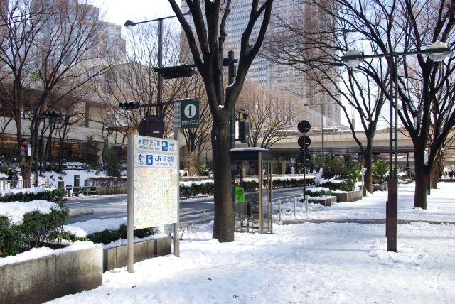 中央の通りへ。広い歩道は最低限歩ける除雪のみで大部分は雪だらけ。