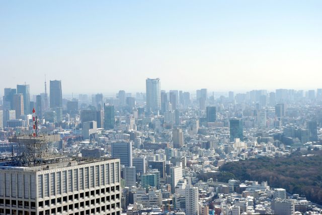 六本木ヒルズ周辺。低い建物に白い雪が積もっています。