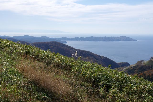 南南東方面、小泊岬が見えます。