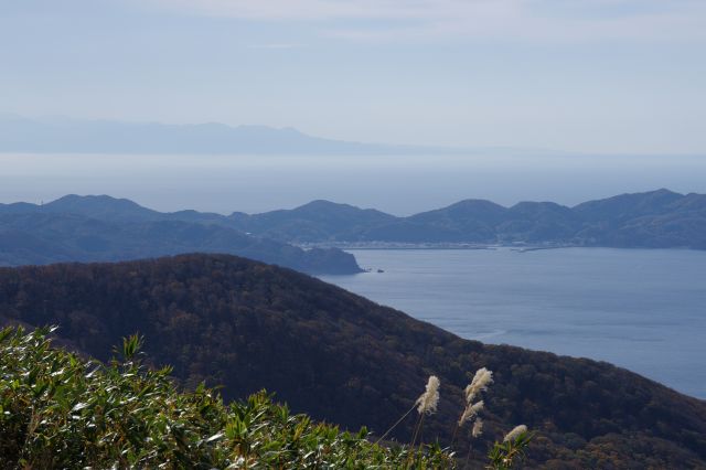 小泊岬、奥の陸地もうっすらと見えます。