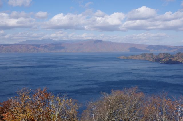 正面の十和田湖。外輪山、八甲田山方面。