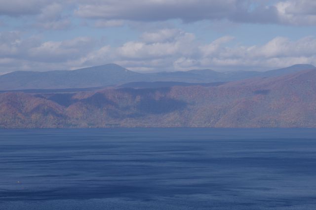 湖の向こうの山並み。