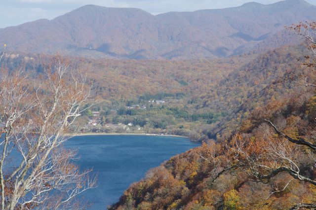 中山半島の付け根と奥の山並み。