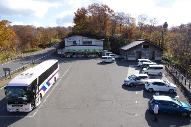 駐車場、売店、トイレがあります。