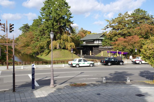 追手門付近。後ろの葉旧弘前市立図書館。