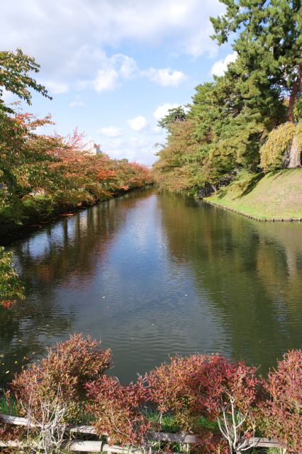 外濠が街と城を隔てます。