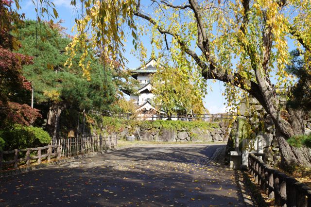 南口発券所から本丸へ。正面に移転した天守が見えます。