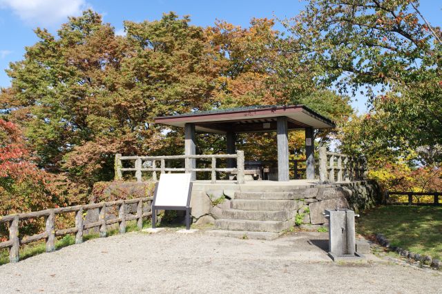 北西角の本丸戌亥櫓跡。屋根付きの休憩所。