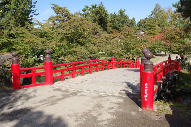 赤い鷹丘橋。