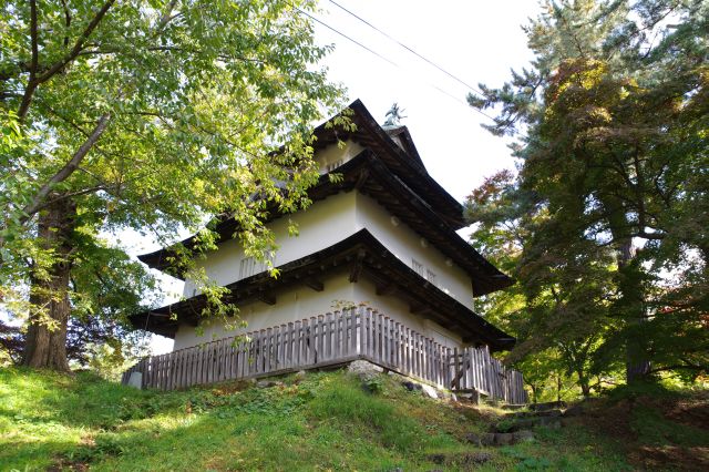 突き当りの公園の先に重要文化財の丑寅櫓。