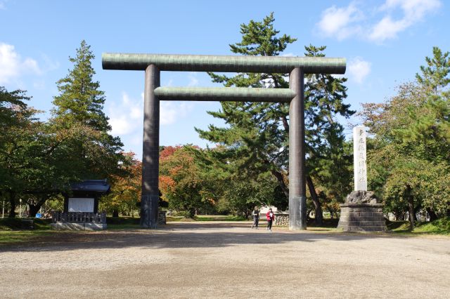 左側の巨大な鳥居は護国神社。