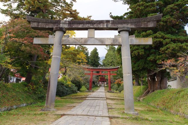 ゆるやかな坂道の境内。2つ目の鳥居。