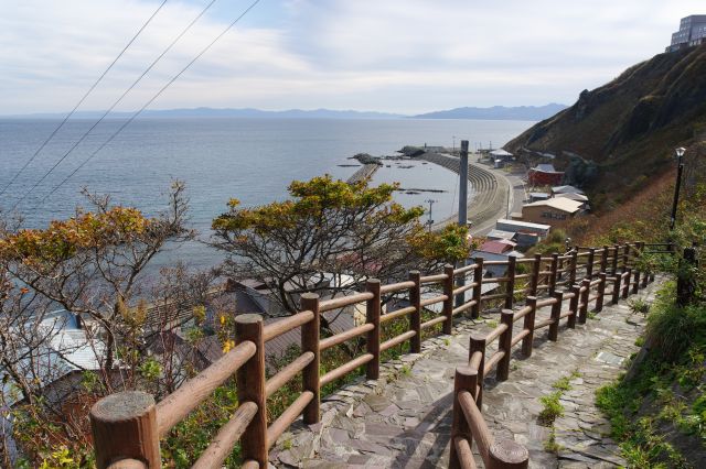 視野が開けて海や海岸沿いの町並みが見えてきます。