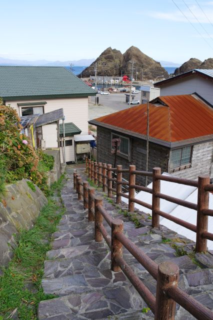 もうすぐ下に到着。民家の間の狭い路地を進みます。