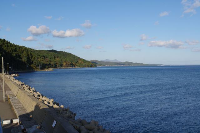 東側、大湊方面。