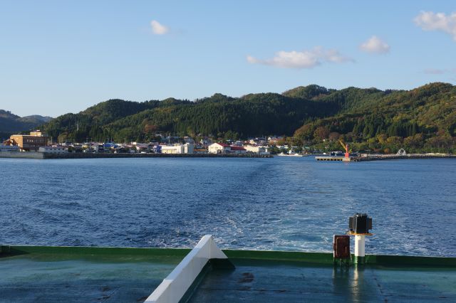 後方、脇野沢の町並み。