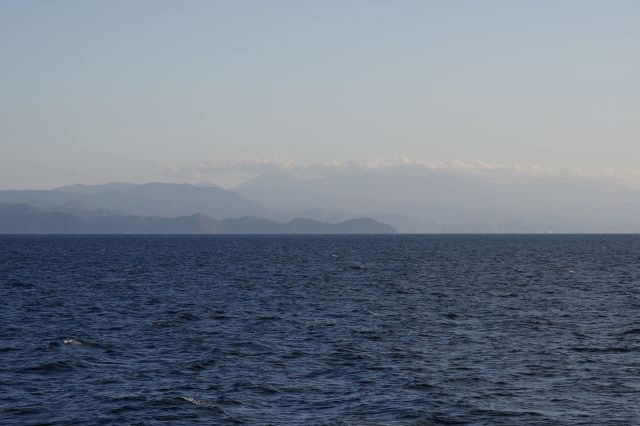 海の向こうに連なる山々。