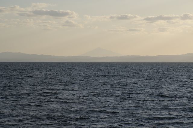 きれいな形の山は岩木山。