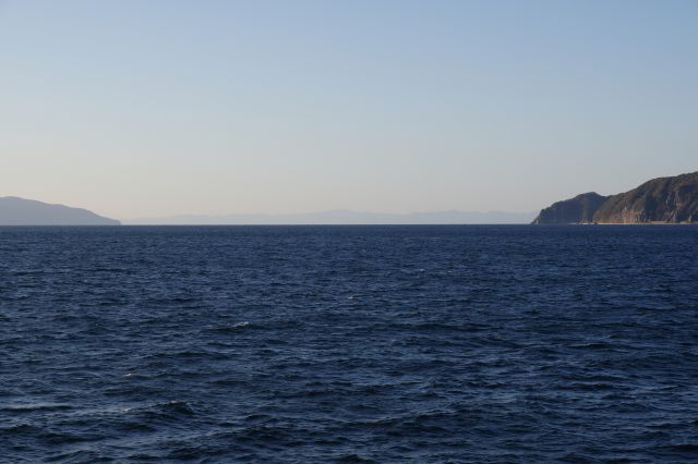 間にはうっすらと北海道の松前半島が見えます。