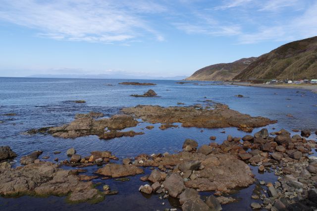 海の岩場、遠くにはうっすらと北海道が見えます。