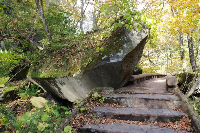 通路に迫る巨大な岩は大迫力。