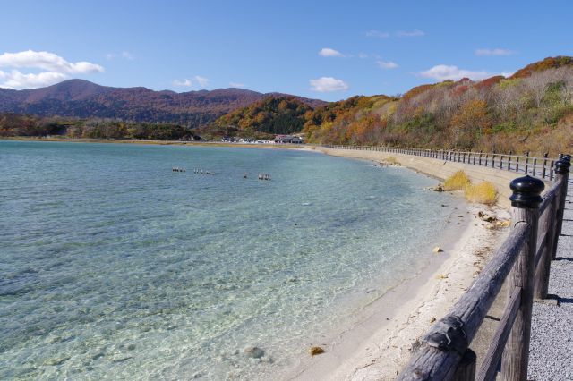 下北駅から恐山へ。少し手前の宇曽利湖沿いにある太鼓橋周辺へ。硫黄のにおいが漂う。