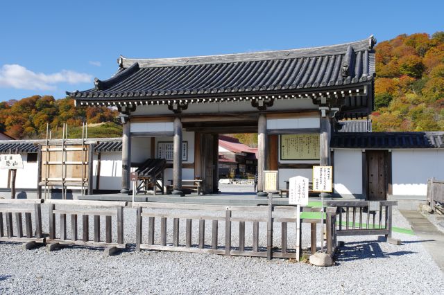 恐山菩提寺へ。静かな駐車場の先に総門。