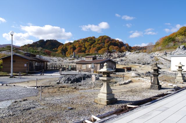 左側は荒々しい岩場。温泉の小屋があります。