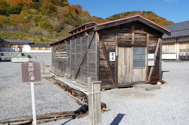 右側にも温泉の小屋があります。