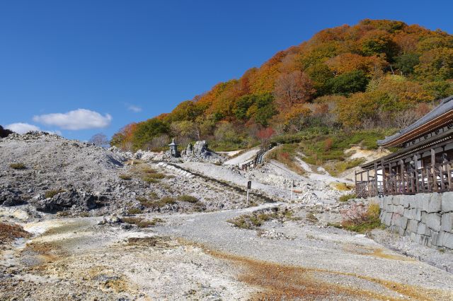 地蔵殿脇からは荒々しい岩場へ。硫黄のにおいと足元にはその流れで所々湿っています。