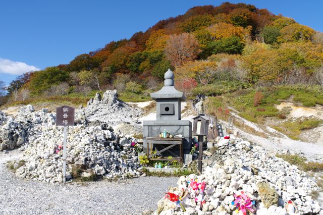 階段を登り岩場へ。納骨塔、周りには風車。