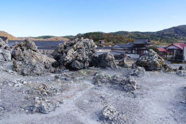 境内方面。寺院と岩場のギャップ。