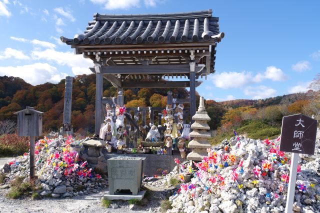 大師堂。周りには沢山の風車がカラカラ回ります。